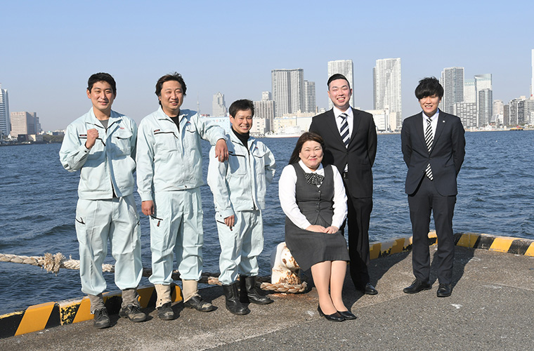 先輩社員の集合写真