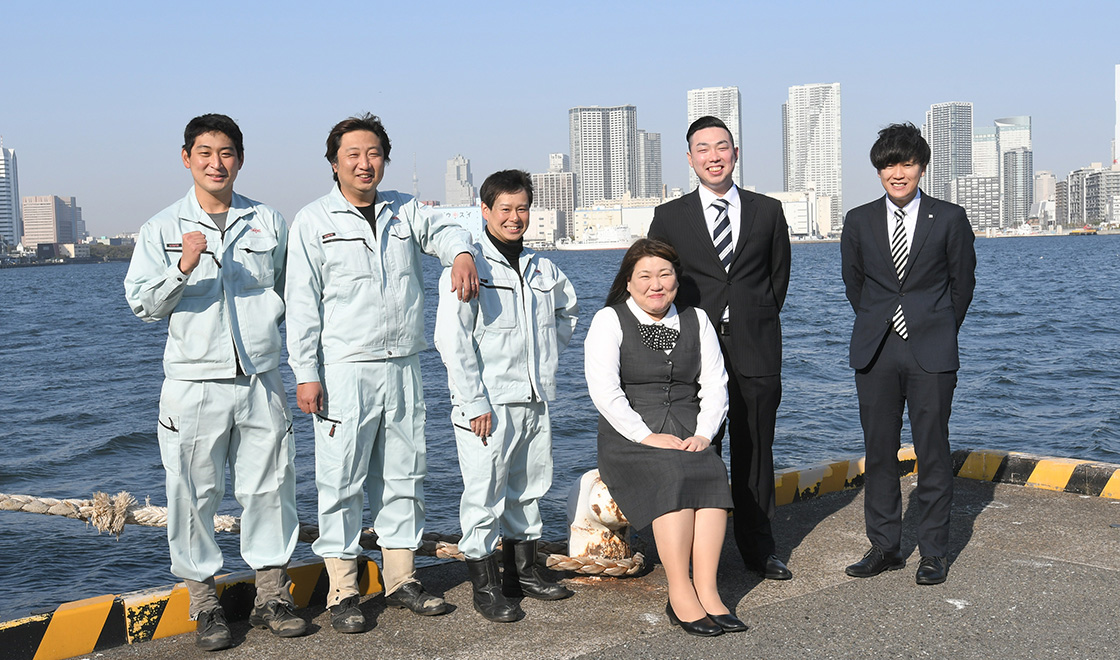 先輩社員の集合写真