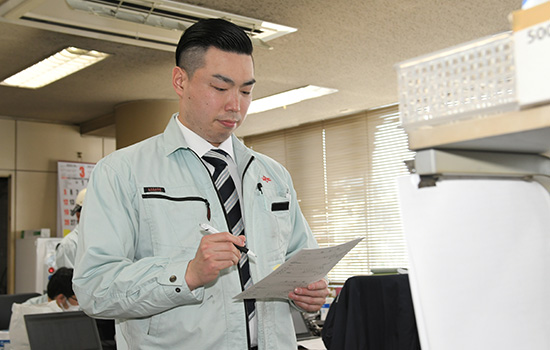 先輩社員の働いている様子